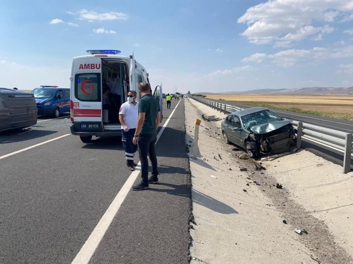 Aksaray'da otomobil ile hafif ticari aracın çarpışması sonucu 7 kişi yaralandı