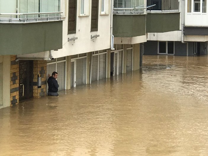 Doğu Karadeniz'de sağanak yağış etkisini gösterdi