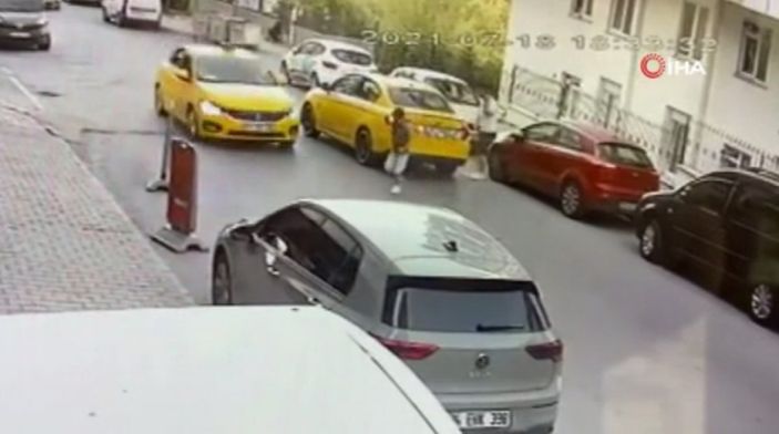 Esenyurt'ta yola atlayan çocuğa taksi çarptı