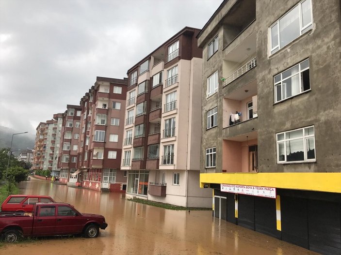 Doğu Karadeniz'de sağanak yağış etkisini gösterdi