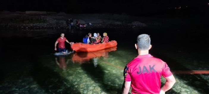 Dicle Nehri kenarında mahsur kalan 21 vatandaş kurtarıldı