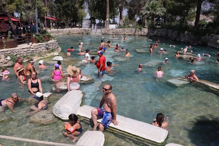 Denizli'de Antik Kleopatra Havuzu ziyaretçi akınına uğruyor