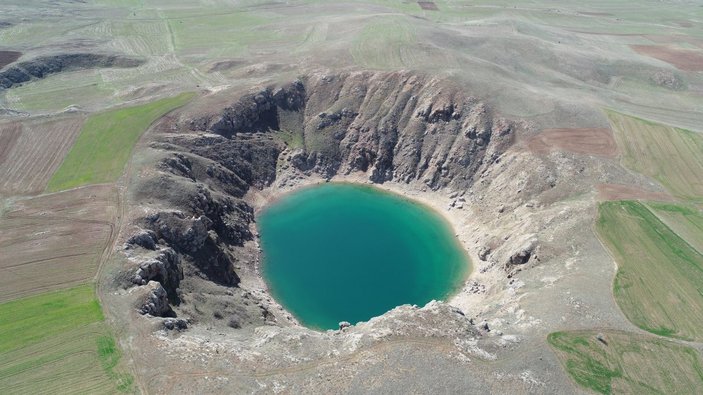 Sivas’ta Kızılçan Gölü’nün suyu çekildi, rengi değişti