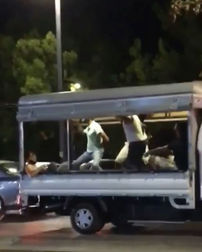 Antalya’da kamyonet kasasında dans