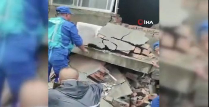 Çin’de sel felaketinde bina çöktü, bebek enkazdan sağ çıkarıldı
