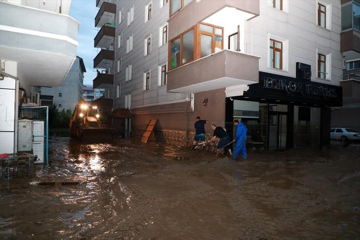 Artvin'de sel gitti, çamur kaldı