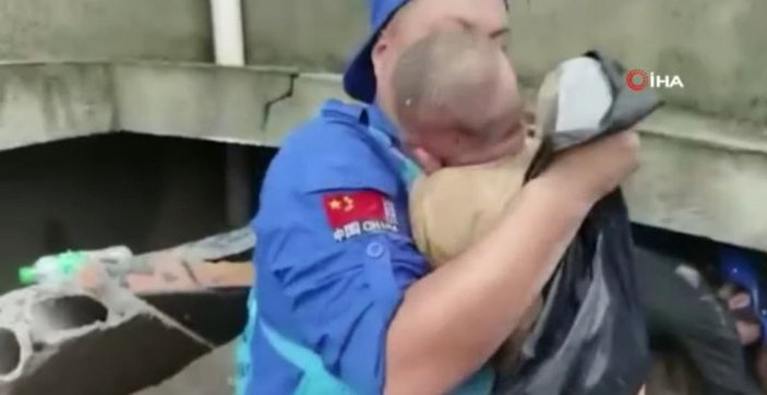 Çin’de sel felaketinde bina çöktü, bebek enkazdan sağ çıkarıldı