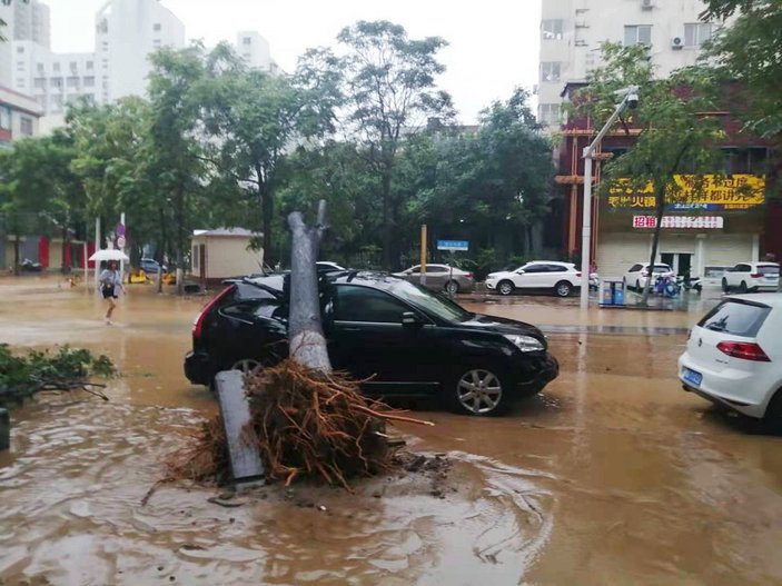 Çin’de sel felaketinde bina çöktü, bebek enkazdan sağ çıkarıldı