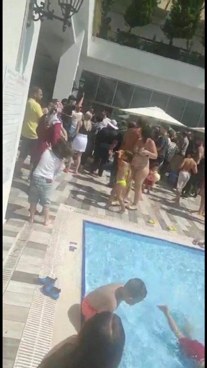 Antalya'daki otelde tatilciler, havuzu bastı