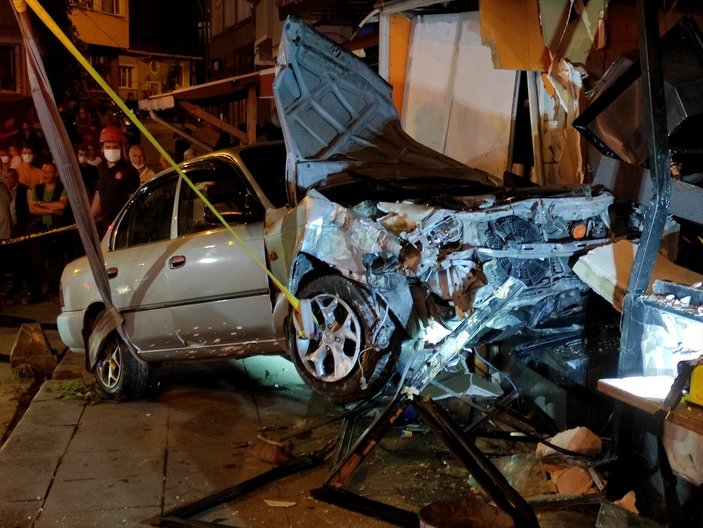 İstanbul'da araç iki dükkana girdi