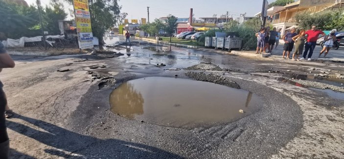 Kuşadası'nda lağım suları denize karıştı