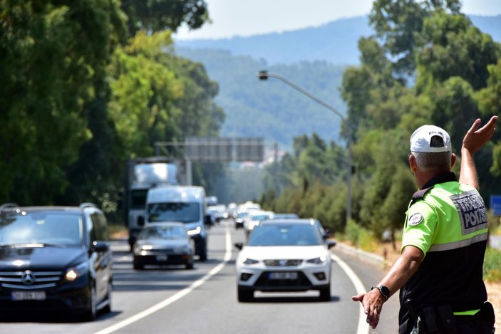 Antalya-Muğla karayolunda 15 kilometre araç kuyruğu