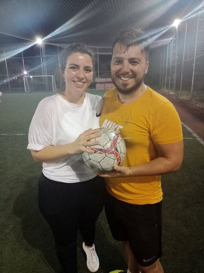 Antalya’da kız arkadaşına halı sahada evlilik teklifi etti