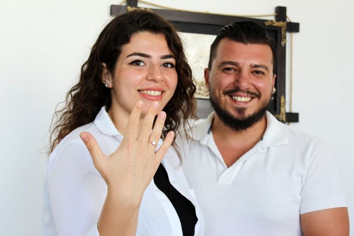 Antalya’da kız arkadaşına halı sahada evlilik teklifi etti