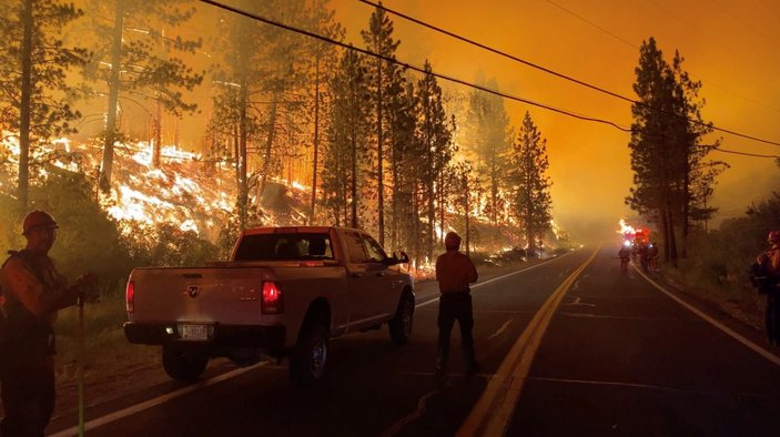 Kaliforniya'da itfaiyecilerin orman yangınıyla zorlu mücadelesi