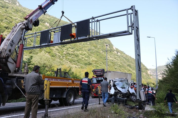 Karabük'te kamyonet direğe çarptı: 1 ölü