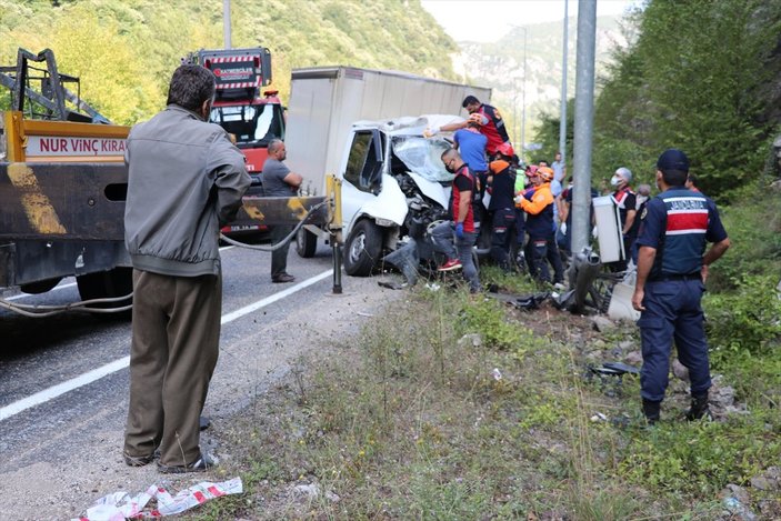 Karabük'te kamyonet direğe çarptı: 1 ölü