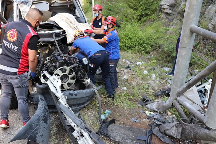 Karabük'te kamyonet direğe çarptı: 1 ölü