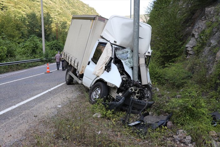 Karabük'te kamyonet direğe çarptı: 1 ölü