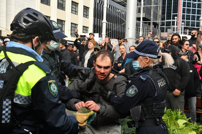 Avustralya’da karantina karşıtı göstericilere polis müdahalesi