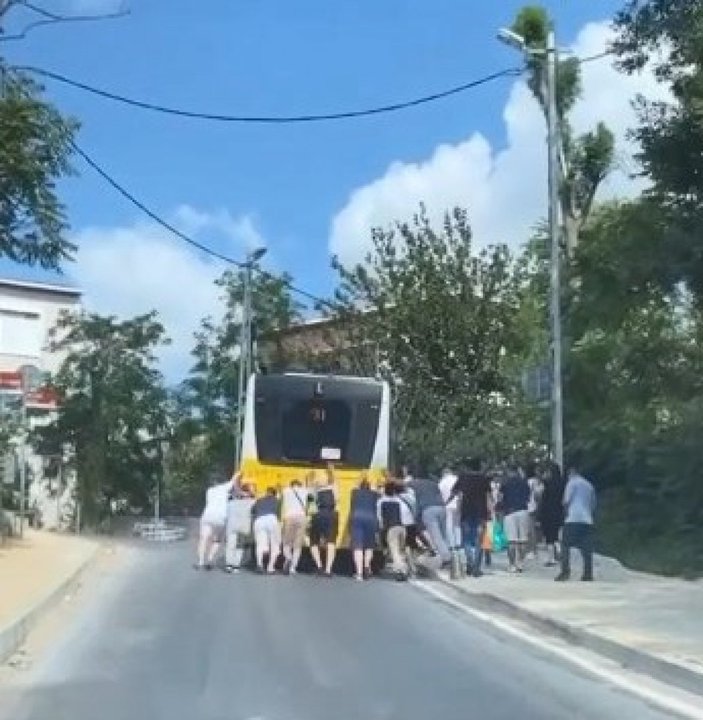 Sarıyer'de arızalanan İETT otobüsünü yolcular itti