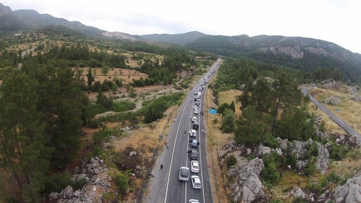 Antalya’da tatilcilerin dönüşü uzun araç kuyrukları oluşturdu