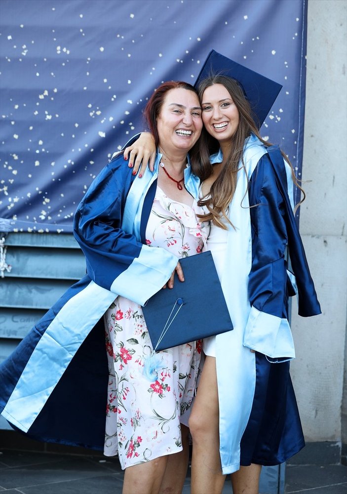 İzmir'de anne ile kızın mezuniyet heyecanı