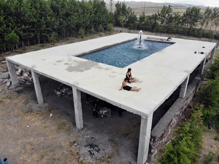 Ağrılı baba, çocukları için bahçeye havuz inşa etti