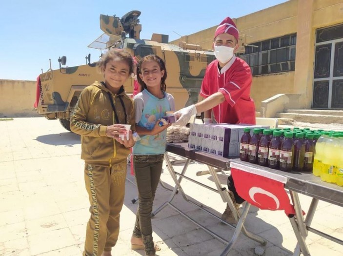 Mehmetçik’ten Barış Pınarı bölgesinde gıda yardımı