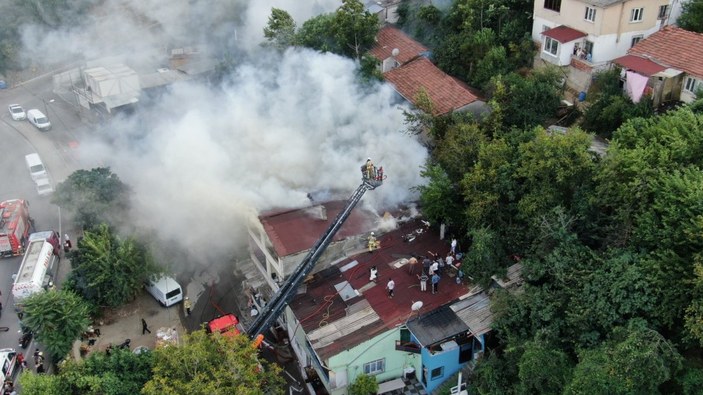 Üsküdar'da bir binanın çatı katında yangın çıktı