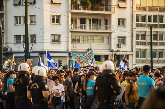 Yunanistan'da aşı karşıtları sokaklara döküldü