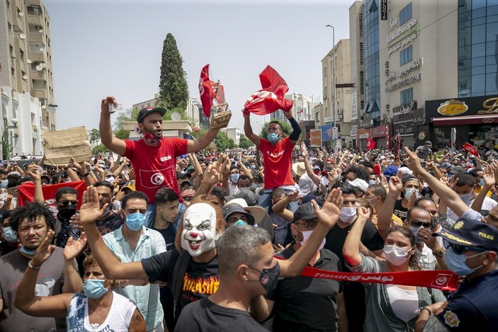 Tunus'ta hükümetin fesh edilmesi sonrası ordu sokağa indi