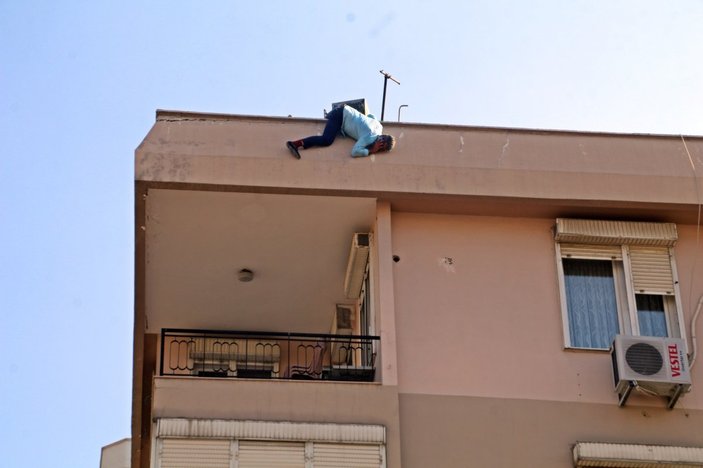 Antalya'da intihar etmek için çatıya çıkan şahıs kontrol altına alındı