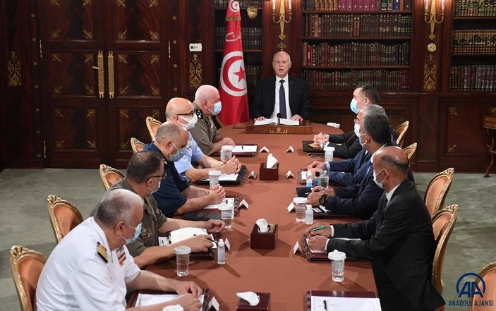 Tunus Cumhurbaşkanı, Başbakan Meşişi'yi görevden aldı