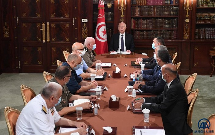 Tunus Cumhurbaşkanı, Başbakan, Savunma ve Adalet Bakanlarını görevden aldı