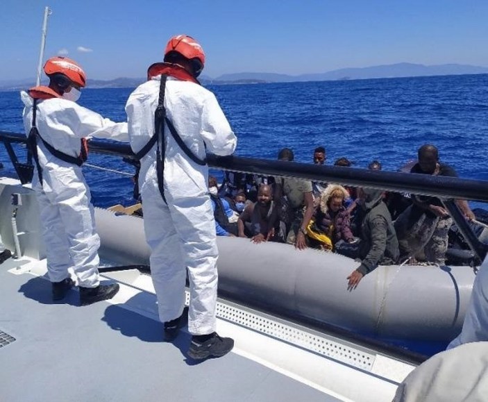 İzmir açıklarında 388 göçmen yakalandı