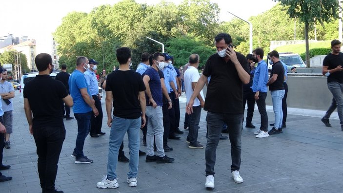 Gezi Parkı’nda zabıta ile seyyar satıcılar arasında taşlı, sopalı kavga