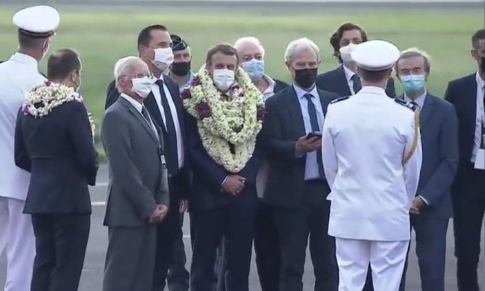 Emmanuel Macron'a, Fransız Polinezyası'nda çiçekli karşılama