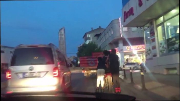 Sultanbeyli'de patenli gençlerin motosikletle yolculuğu kamerada