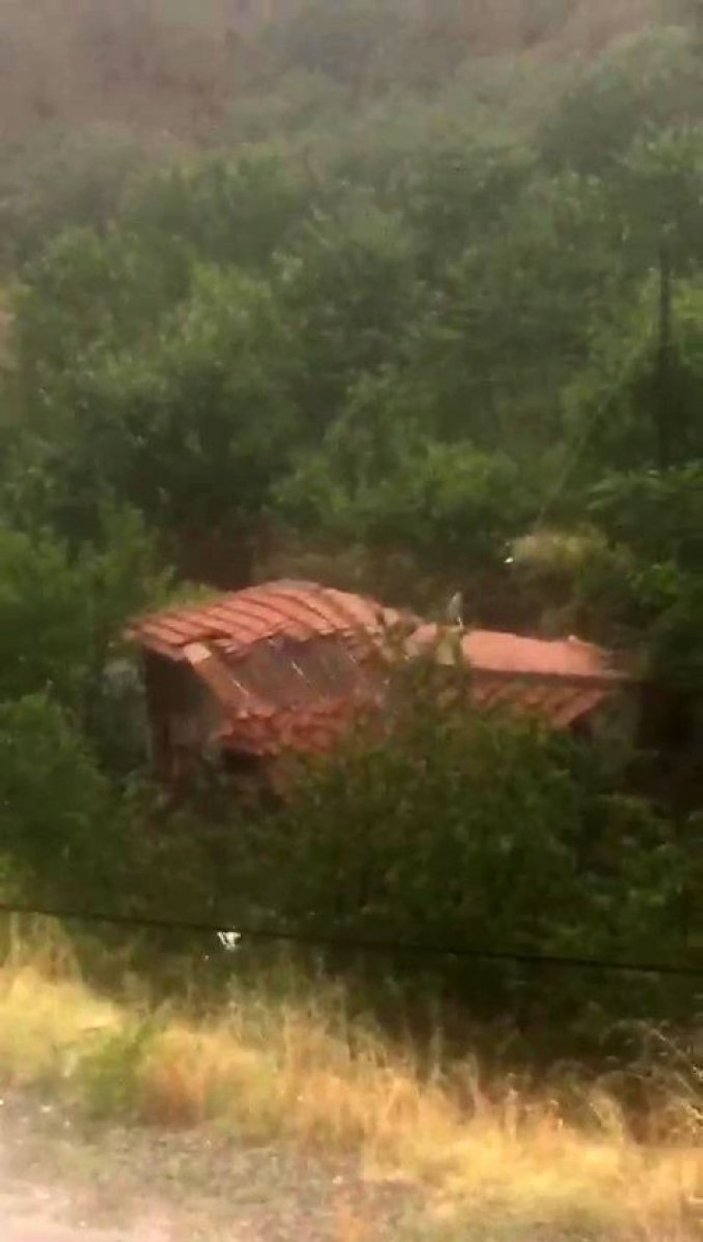 Amasya'da selin evi yıkma anı
