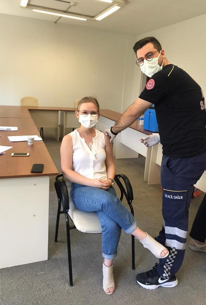 Aydın'da acil tıp teknikeri, eşinin aşısını kendisi yaptı