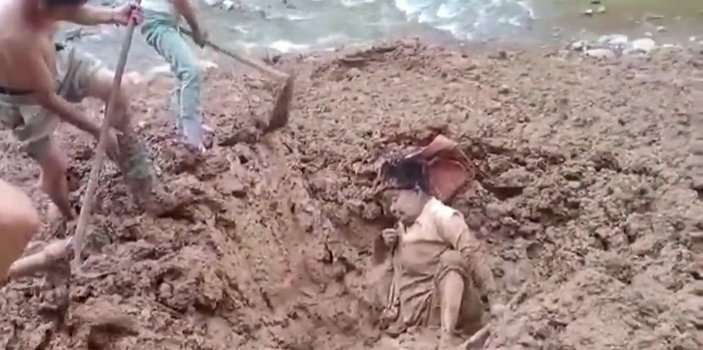 Çin'de 7 saat çamurda mahsur kalan yaşlı kadın kurtarıldı