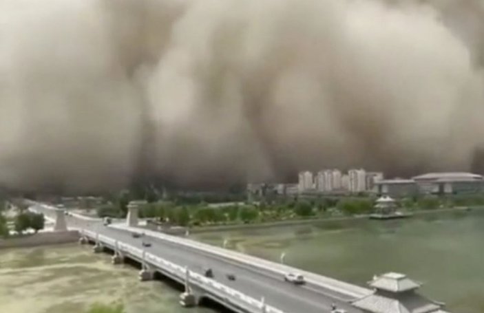 Çin şehrini yutan 91 metrelik kum fırtınası