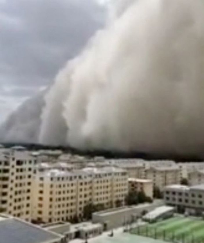 Çin şehrini yutan 91 metrelik kum fırtınası