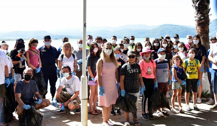 Akyaka’da yerli ve yabancı turistler çöp topladı