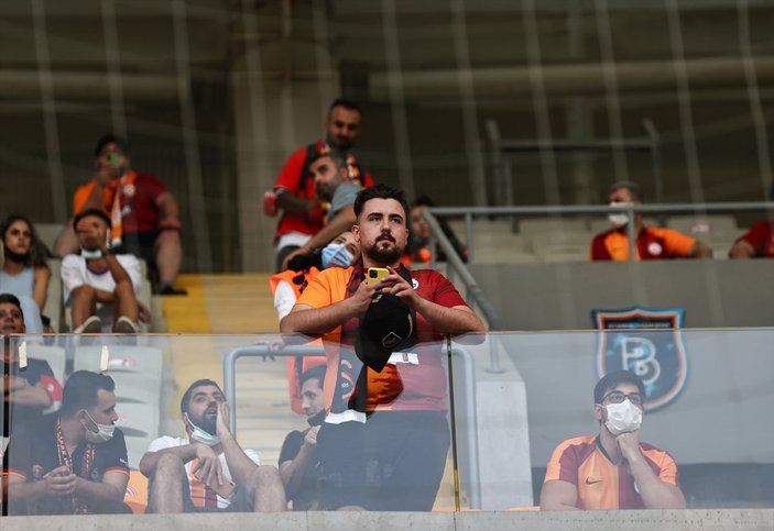 Galatasaray taraftarı PSV maçına giriş yaptı
