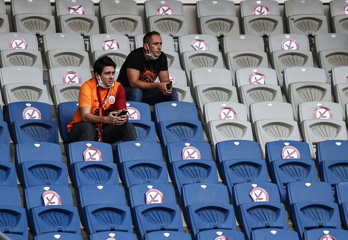 Galatasaray taraftarı PSV maçına giriş yaptı