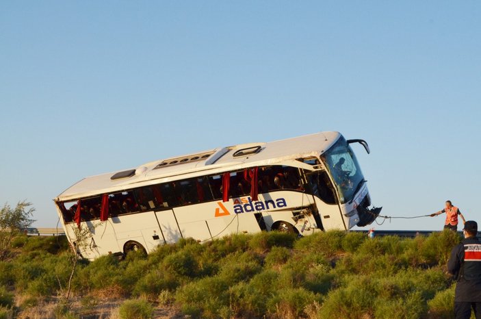 Aksaray’da yolcu otobüsü şarampole devrildi