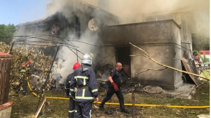Ukrayna'da hafif spor uçak evin üstüne düştü: 4 ölü