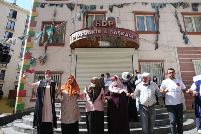 Diyarbakır'da evlatlarına kavuşacak olan anneler, halay çekti